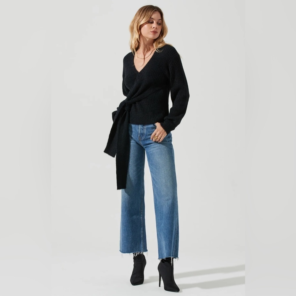 ASTR The Label- NWT Black Fuzzy Tie Front Sweater S